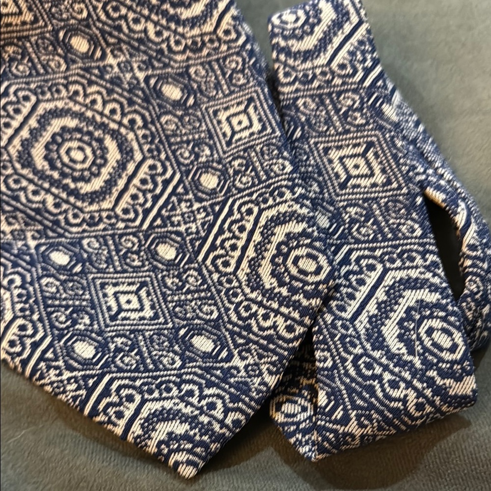 Vintage 100% Polyester Blue and White Patterned Barnini Collection Men's Tie